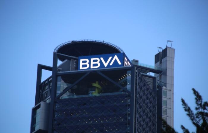 BBVA plantea eliminar el efectivo en programas sociales para combatir informalidad