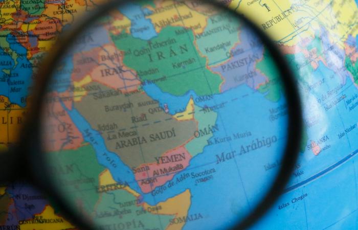 EAU abandona OPEP+ y ajusta estrategia petrolera ante tensiones en Ormuz