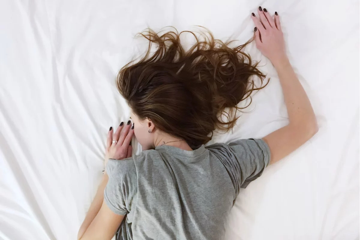Dormir suficientes horas y despertar agotado: la huella del estrés laboral